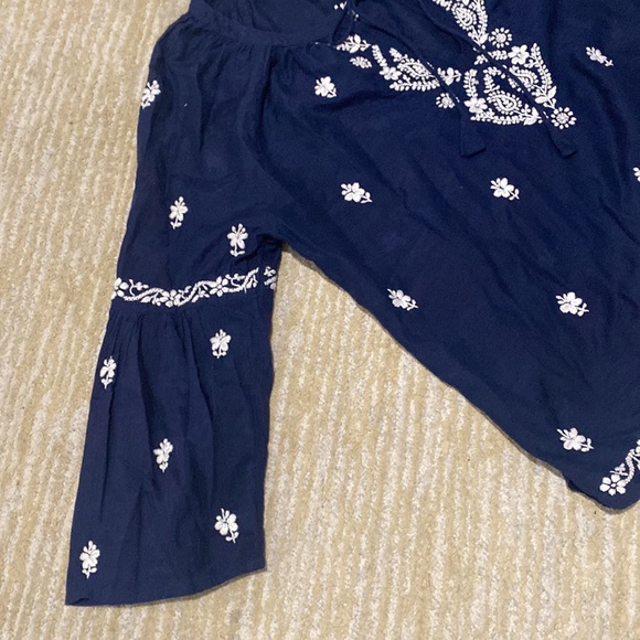 Beautiful embroidered top - Picture 2 of 6